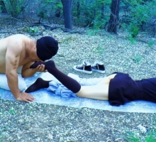 【冰时代】野外小憩被猥琐男偷舔袜子9889